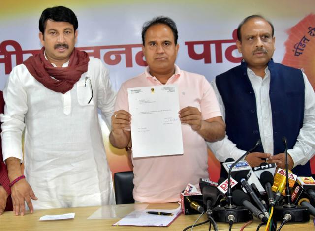 AAP MLA from Bawana Ved Prakash joining BJP in New Delhi on March 27, 2017. (PTI) AAP MLA from Bawana Ved Prakash joining BJP in New Delhi on March 27, 2017. (PTI)