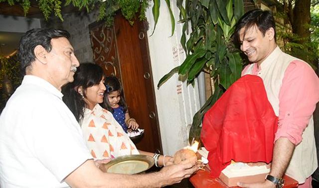 Vivek Oberoi along with father Suresh Oberoi, wife Priyanka and daughter Ameyaa, welcomes Ganpati home on Ganesh Chaturthi.