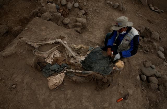Archaeologist works at a tomb of one of sixteen Chinese migrants, discovered buried at the turn of the 20th century in the pre-colombian pyramid of Bellavista, according to Ministry of Culture, in Lima, Peru. (Reuters Photo) Archaeologist works at a tomb of one of sixteen Chinese migrants, discovered buried at the turn of the 20th century in the pre-colombian pyramid of Bellavista, according to Ministry of Culture, in Lima, Peru. (Reuters Photo)