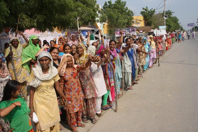 Dera Sacha Sauda followers are gathered in front of Dera Sacha Sauda ashram in Sirsa. (Manoj Dhaka/HT Photo) Dera Sacha Sauda followers are gathered in front of Dera Sacha Sauda ashram in Sirsa. (Manoj Dhaka/HT Photo)