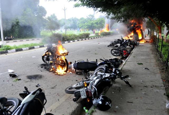 Dera followers fire up the media vehicles in panchkula sector 4 after the Dera chief verdict at CBI court in panchkula on Friday. (Photo by Ravi Kumar/HT Photo) Dera followers fire up the media vehicles in panchkula sector 4 after the Dera chief verdict at CBI court in panchkula on Friday. (Photo by Ravi Kumar/HT Photo)