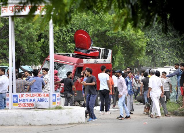 Dera followers Damaged the media vehicles in panchkula sector 4 after the Dera chief verdict at CBI court in panchkula on Friday. (Ravi Kumar/HT PHOTO) Dera followers Damaged the media vehicles in panchkula sector 4 after the Dera chief verdict at CBI court in panchkula on Friday. (Ravi Kumar/HT PHOTO)