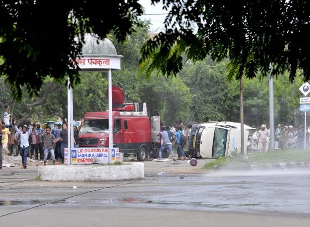 Dera followers damaged the media vehicles in panchkula sector 4 after the dera chief verdict at CBI court in panchkula on Friday. (Ravi Kumar/HT) Dera followers damaged the media vehicles in panchkula sector 4 after the dera chief verdict at CBI court in panchkula on Friday. (Ravi Kumar/HT)