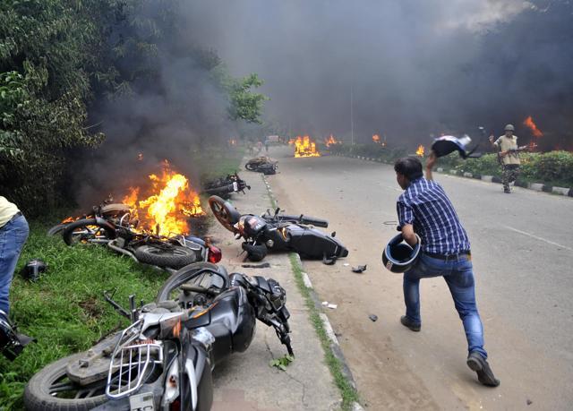 A men attempts to control fire in his vehicle in panchkula sector 4 after the Dera chief verdict at CBI court in panchkula on Friday, (Ravi Kumar/HT PHOTO) A men attempts to control fire in his vehicle in panchkula sector 4 after the Dera chief verdict at CBI court in panchkula on Friday, (Ravi Kumar/HT PHOTO)