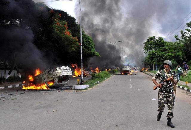Dera followers’ set vehicles on fire in Panchkula sector 4 after the Dera chief verdict at CBI court in Panchkula on Friday. ((Photo by Ravi Kumar /Hindustan Times)) Dera followers’ set vehicles on fire in Panchkula sector 4 after the Dera chief verdict at CBI court in Panchkula on Friday. ((Photo by Ravi Kumar /Hindustan Times))