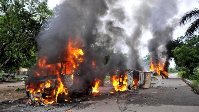 Dera followers’ set vehicles on fire in Panchkula sector 4 after the Dera chief verdict at CBI court in Panchkula on Friday, (Ravi Kumar/ HT PHOTO) Dera followers’ set vehicles on fire in Panchkula sector 4 after the Dera chief verdict at CBI court in Panchkula on Friday, (Ravi Kumar/ HT PHOTO)
