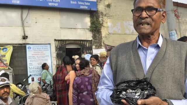 File photo of a retired person getting paid in coins from a bank in Jalandhar in December 2016. (HT Photo)