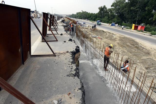 Barricades at not placed properly. (Sonu Mehta/HT PHOTO) Barricades at not placed properly. (Sonu Mehta/HT PHOTO)