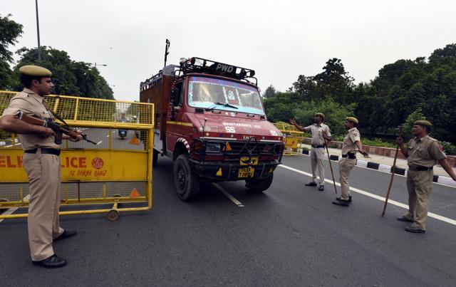 Delhi police personnel check vehicles in New on Saturday. (Sonu Mehta/HT PHOTO) Delhi police personnel check vehicles in New on Saturday. (Sonu Mehta/HT PHOTO)