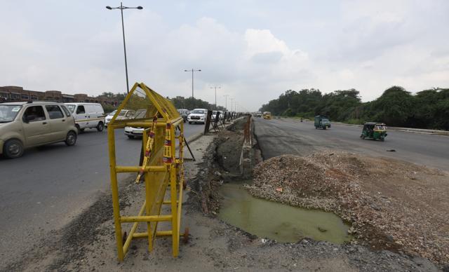 At night, this stretch becomes a death trap. (Sonu Mehta/HT PHOTO) At night, this stretch becomes a death trap. (Sonu Mehta/HT PHOTO)