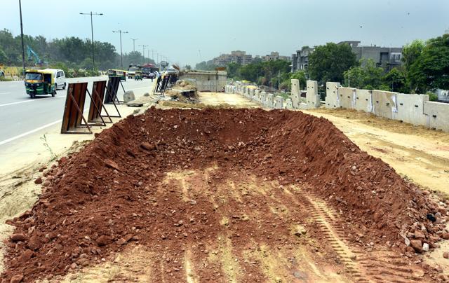 Water is not sprinked, leading to dust pollution. (Sonu Mehta/HT PHOTO) Water is not sprinked, leading to dust pollution. (Sonu Mehta/HT PHOTO)