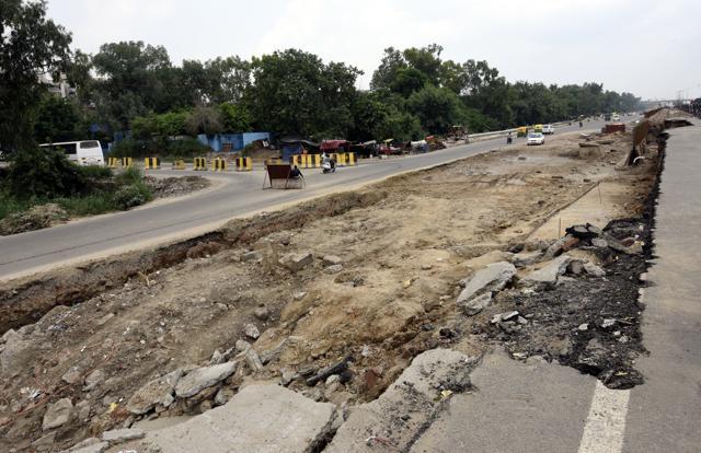 Drive at your own risk here. (Sonu Mehta/HT PHOTO) Drive at your own risk here. (Sonu Mehta/HT PHOTO)