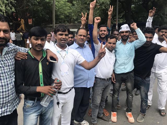 AAP workers celebrate outside the counting centre in Delhi. (Abhinav Rajput/HT Photo) AAP workers celebrate outside the counting centre in Delhi. (Abhinav Rajput/HT Photo)