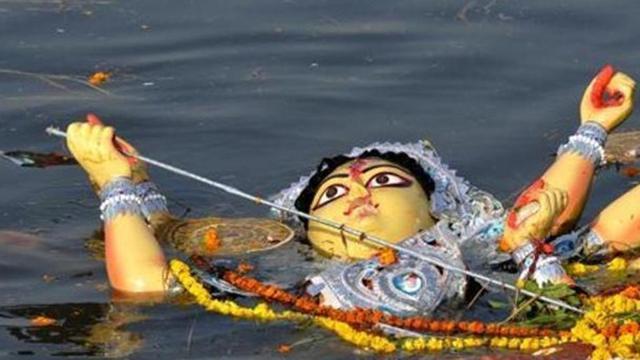 Immersion of Durga idols begins on Bijoya Dashami, the last day of the puja. The administration thinks these processions may cross the path of the Muharram processions that will be organised on the evening of September 30, the day of Bijoya Dashami. Muharram is on October 1. (HT Photo) Immersion of Durga idols begins on Bijoya Dashami, the last day of the puja. The administration thinks these processions may cross the path of the Muharram processions that will be organised on the evening of September 30, the day of Bijoya Dashami. Muharram is on October 1. (HT Photo)