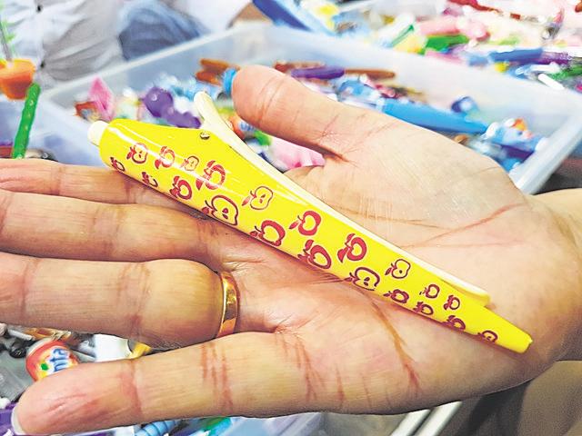 Do the women in your family tie a bun with a pen? Gift them this hair clip cum pen priced at Rs 30; STALL 12-14 A. (Henna Rakheja/HT Photo) Do the women in your family tie a bun with a pen? Gift them this hair clip cum pen priced at Rs 30; STALL 12-14 A. (Henna Rakheja/HT Photo)