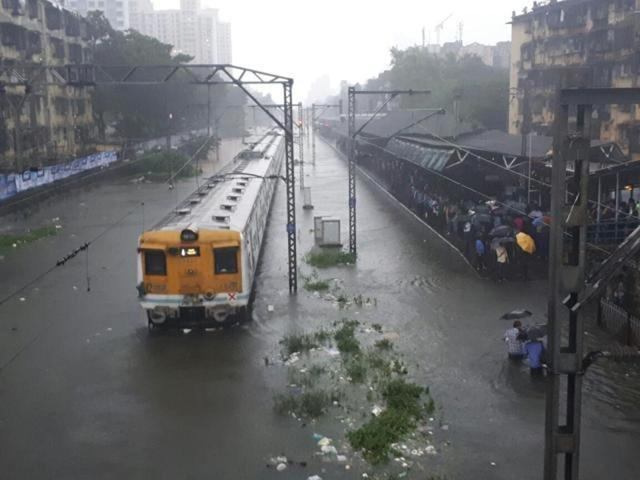 A local train stranded at Curry Road railway station on the Central line at 4pm on Tuesday. (Santosh Harhare/HT)