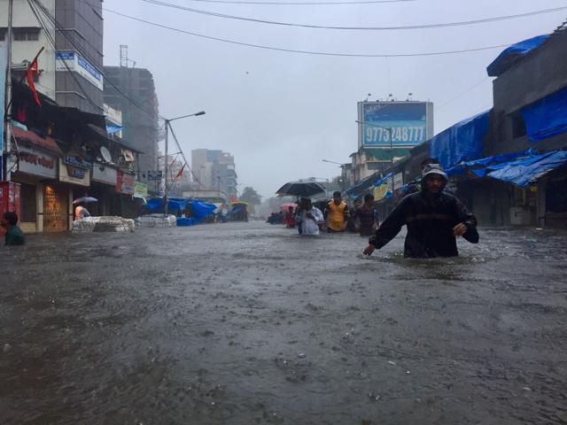 Flooded SV road in Andheri West in Mumbai at 5pm, Tuesday, August 29, 2017. (Samson/Hindustan Times) Flooded SV road in Andheri West in Mumbai at 5pm, Tuesday, August 29, 2017. (Samson/Hindustan Times)