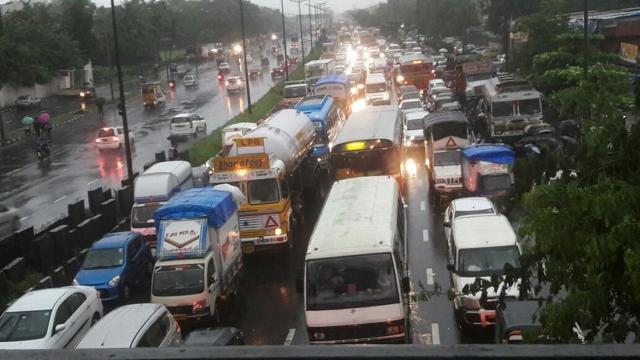 Traffic at Eastern Express Highway in Ghatkopar, Mumbai on Tuesday, August 29, 2017.praful gangurde (Praful Gangurde/Hindustan Times) Traffic at Eastern Express Highway in Ghatkopar, Mumbai on Tuesday, August 29, 2017.praful gangurde (Praful Gangurde/Hindustan Times)