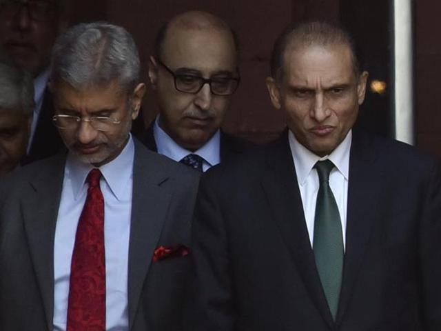 File photo of foreign secretary S Jaishankar with Pakistan’s former foreign secretary Aizaz Ahmad Chaudhry and former high commissioner Abdul Basit emerging from a meeting at the external affairs ministry in New Delhi on April 26, 2016. (HT Photo)