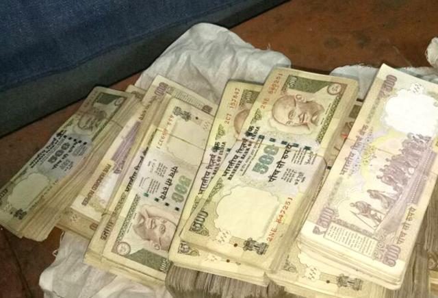 Banned currency notes recovered from ex-minister’s SUV. (HT Photo) Banned currency notes recovered from ex-minister’s SUV. (HT Photo)