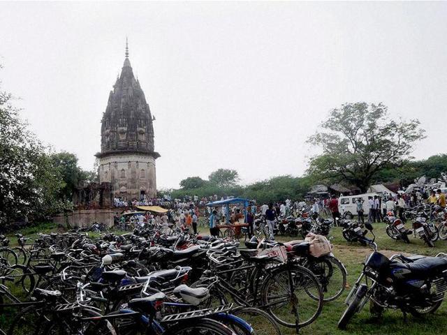 The treasure hunt at Duandia Kheda village in UP’s Unnao district attracted onlookers in droves. (PTI File Photo) The treasure hunt at Duandia Kheda village in UP’s Unnao district attracted onlookers in droves. (PTI File Photo)