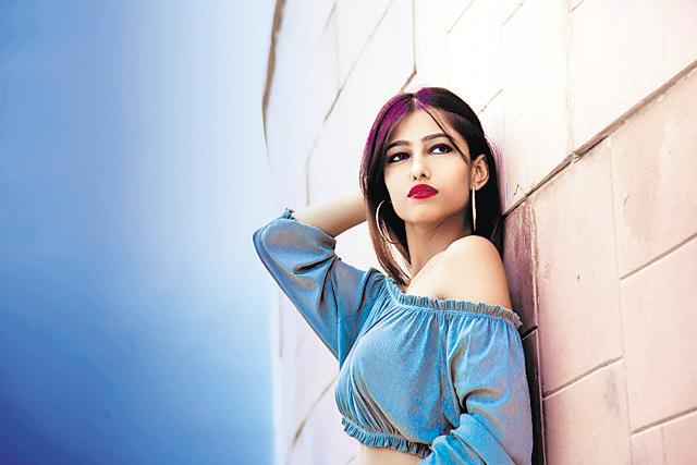 Pallavi Singh has been featured as the glamour quotient in the song.
