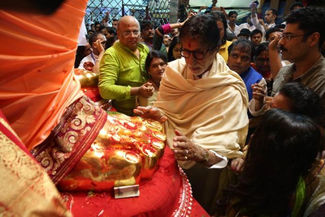 Amitabh Bachchan visits Lalbaugcha Raja to offer prayer on the occasion of Ganesh Chaturthi in Mumbai on August 27. (IANS) Amitabh Bachchan visits Lalbaugcha Raja to offer prayer on the occasion of Ganesh Chaturthi in Mumbai on August 27. (IANS)