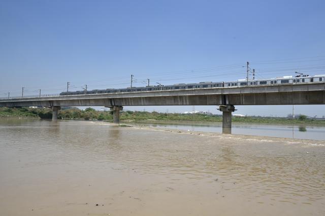 Only a part of the road can be seen from the metro while travelling from Yamuna Bank to Indrapastha. (Sushil Kumar/HT PHOTO) Only a part of the road can be seen from the metro while travelling from Yamuna Bank to Indrapastha. (Sushil Kumar/HT PHOTO)