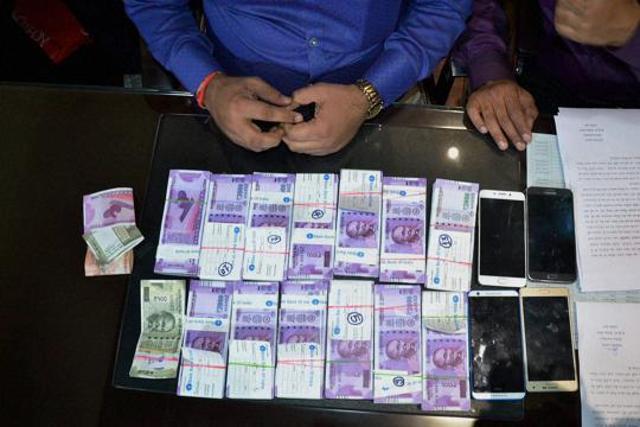Police display fake currency notes in denominations of Rs 2000 and Rs 500 worth over 26 lakhs seized in Rajkot, Gujarat. (PTI) Police display fake currency notes in denominations of Rs 2000 and Rs 500 worth over 26 lakhs seized in Rajkot, Gujarat. (PTI)