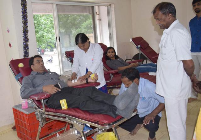 A blood donation camp was organised in association with Ruby Hall Clinic at Amar Heights. (HT PHOTO)