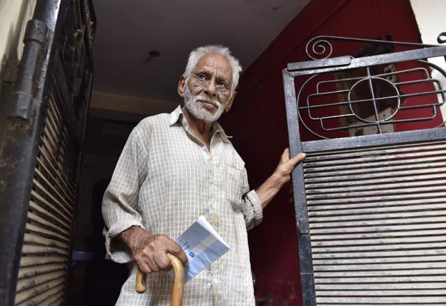 Army veteran Nand Lal draws a pension of about Rs 19,000 and has to take a rickshaw from his residence in Gurgaon’s Bhim Nagar to withdraw the amount from State Bank of India’s New Colony branch. (Sanjeev Verma/HT Photo) Army veteran Nand Lal draws a pension of about Rs 19,000 and has to take a rickshaw from his residence in Gurgaon’s Bhim Nagar to withdraw the amount from State Bank of India’s New Colony branch. (Sanjeev Verma/HT Photo)
