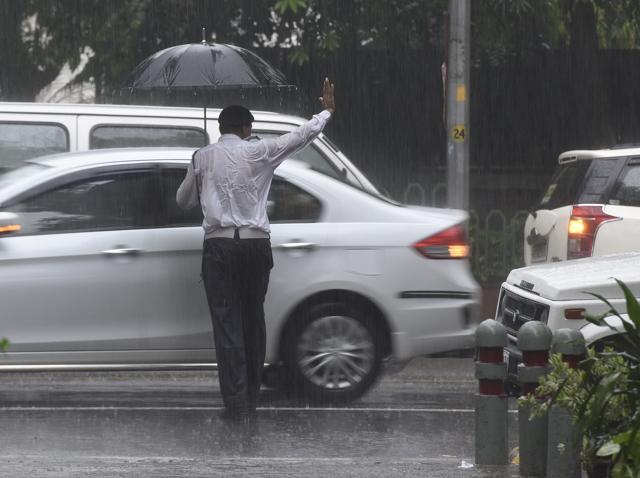 A policeman manages traffic at Ashoka Road in New Delhi. (Sonu Mehta/HT PHOTO) A policeman manages traffic at Ashoka Road in New Delhi. (Sonu Mehta/HT PHOTO)