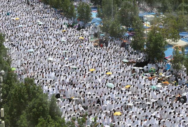 Muslim worshipers, some carrying umbrellas to protect them from the scorching sun, gather for the noon prayer at Namirah mosque near Mount Arafat. (AFP Photo) Muslim worshipers, some carrying umbrellas to protect them from the scorching sun, gather for the noon prayer at Namirah mosque near Mount Arafat. (AFP Photo)