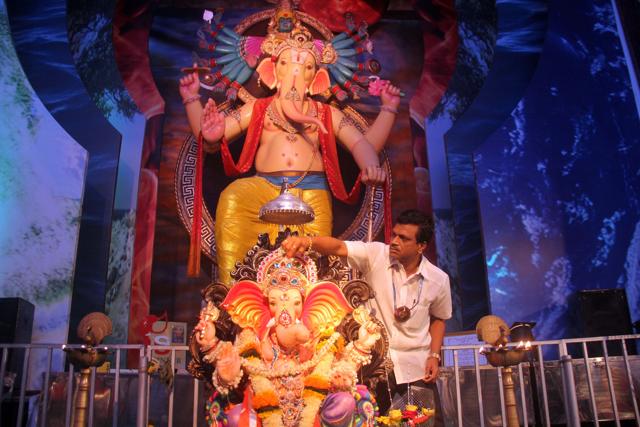 Nitin Hanjankar’s day begins at 6 am, cleaning the idol and ensuring that no accessory – diyas, Ganesha’s mouse, puja leaves and flowers – has moved, as that is considered an omen. (Bhushan Koyande / HT Photo)