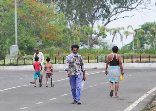 People going to attend to ‘nature’s call’ in Bhopal in this picture from May 2015. (Mujeeb Faruqui/HT) People going to attend to ‘nature’s call’ in Bhopal in this picture from May 2015. (Mujeeb Faruqui/HT)