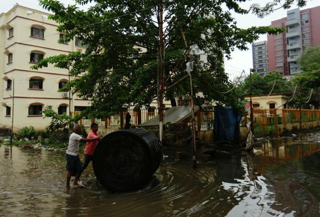 Men push a water tank through a partially flooded street at a residential area in Mumbai, India, August 30, 2017. (REUTERS) Men push a water tank through a partially flooded street at a residential area in Mumbai, India, August 30, 2017. (REUTERS)