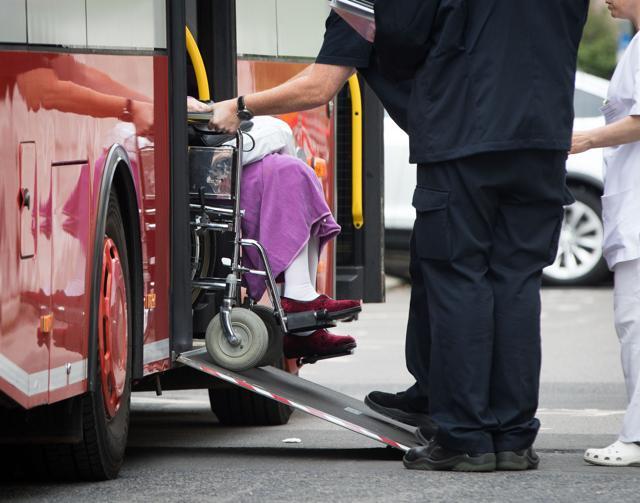 A patient of the Buergerhospital clinic is pushed in a wheelchair into an amublance car to be moved to another hospital on September 2, 2017 in Frankfurt am Main, western Germany, as evacuation measures are under way due to the found of a British WWII bomb. (AFP Photo) A patient of the Buergerhospital clinic is pushed in a wheelchair into an amublance car to be moved to another hospital on September 2, 2017 in Frankfurt am Main, western Germany, as evacuation measures are under way due to the found of a British WWII bomb. (AFP Photo)