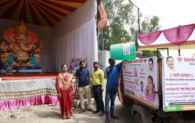 This year, Ganesh mandals in Koregaon Park, Ghorpadi, Mundhwa and Keshavnagar decided to make a difference and not pollute the rivers. (Rahul Raut/HT PHOTO) This year, Ganesh mandals in Koregaon Park, Ghorpadi, Mundhwa and Keshavnagar decided to make a difference and not pollute the rivers. (Rahul Raut/HT PHOTO)