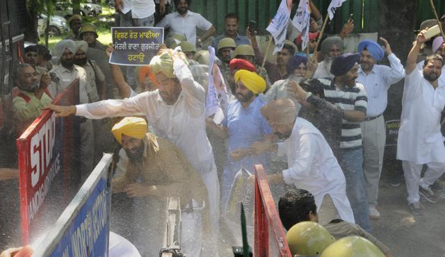 Police trying to stop the protesters from marching towards Captain Amarinder Singh’s residence in Chandigarh. (Keshav Singh/HT) Police trying to stop the protesters from marching towards Captain Amarinder Singh’s residence in Chandigarh. (Keshav Singh/HT)