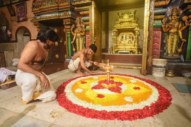 Pookalam, a flower rangoli, drawn at the temple in Matunga. (PRATIK CHORGE/HT) Pookalam, a flower rangoli, drawn at the temple in Matunga. (PRATIK CHORGE/HT)