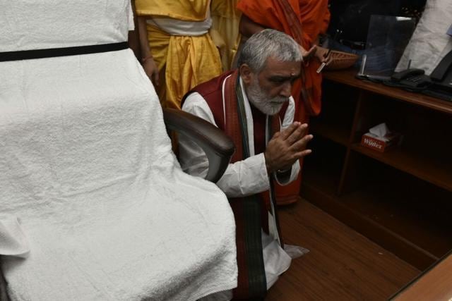 Ashwini Kumar Choubey, Minister of State for Health and Family Welfare offers prayers before assuming charge at the Health Ministry in Nirman Bhawan, New Delhi. (Arvind Yadav / HT Photo) Ashwini Kumar Choubey, Minister of State for Health and Family Welfare offers prayers before assuming charge at the Health Ministry in Nirman Bhawan, New Delhi. (Arvind Yadav / HT Photo)