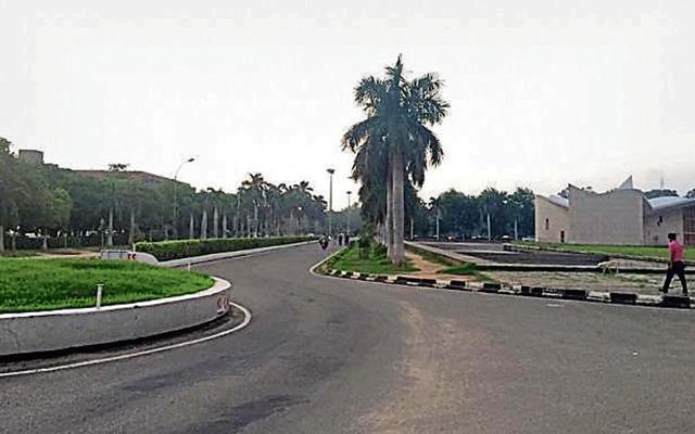 Instead of fancy cars as is the trend during elections, empty roads welcomed visitors at Panjab University on Sunday. (Karun Sharma/HT) Instead of fancy cars as is the trend during elections, empty roads welcomed visitors at Panjab University on Sunday. (Karun Sharma/HT)