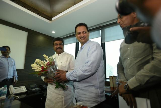 Minister of State Skill Development and Entrepreneurship Anant Kumar Hegde (C-Right) assumes charge of his new portfolio. (Sonu Mehta / HT Photos) Minister of State Skill Development and Entrepreneurship Anant Kumar Hegde (C-Right) assumes charge of his new portfolio. (Sonu Mehta / HT Photos)