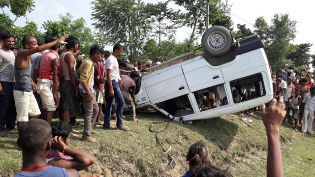 An angry mob overturned a police jeep before pushing it into the canal in which alleged cow carcasses were seen floating in Madhepura on Monday. (HT file photo) An angry mob overturned a police jeep before pushing it into the canal in which alleged cow carcasses were seen floating in Madhepura on Monday. (HT file photo)