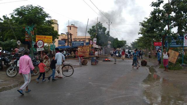 Enraged over the anti-encroachment drive, angry people blocked the Danapur-Digha road in Patna. (HT photo) Enraged over the anti-encroachment drive, angry people blocked the Danapur-Digha road in Patna. (HT photo)