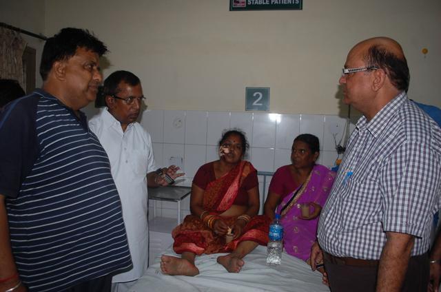 Phagwara mayor Arun Khosla and MLA Som Parkash visiting the an injured woman at the civil hospital. (HT Photo) Phagwara mayor Arun Khosla and MLA Som Parkash visiting the an injured woman at the civil hospital. (HT Photo)