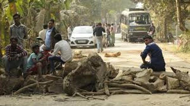 File picture of agitators erecting roadblocks in Bhangar earlier this year. (Samir Jana) File picture of agitators erecting roadblocks in Bhangar earlier this year. (Samir Jana)