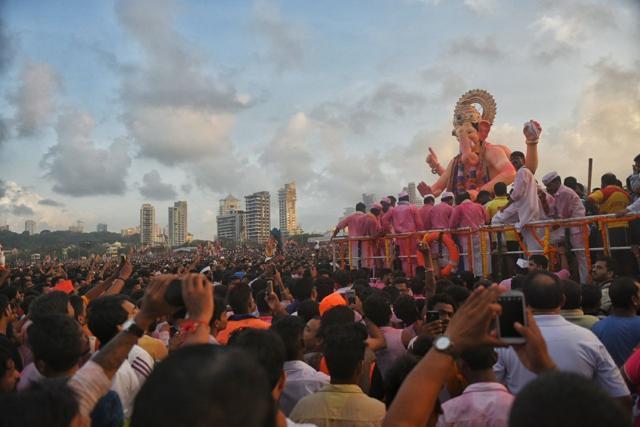 Lalbaugcha Raja reaches Girgaum chowpatty at 6.45am. (Pratik Chorge/HT) Lalbaugcha Raja reaches Girgaum chowpatty at 6.45am. (Pratik Chorge/HT)