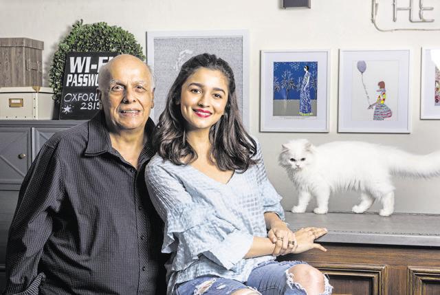 Alia Bhatt with her father, film-maker Mahesh Bhatt and cat, Edward. (HT Photo)