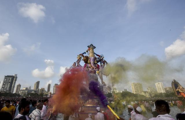 The festivities at Girgaum chowpatty (Kunal Patil/HT Photo) The festivities at Girgaum chowpatty (Kunal Patil/HT Photo)